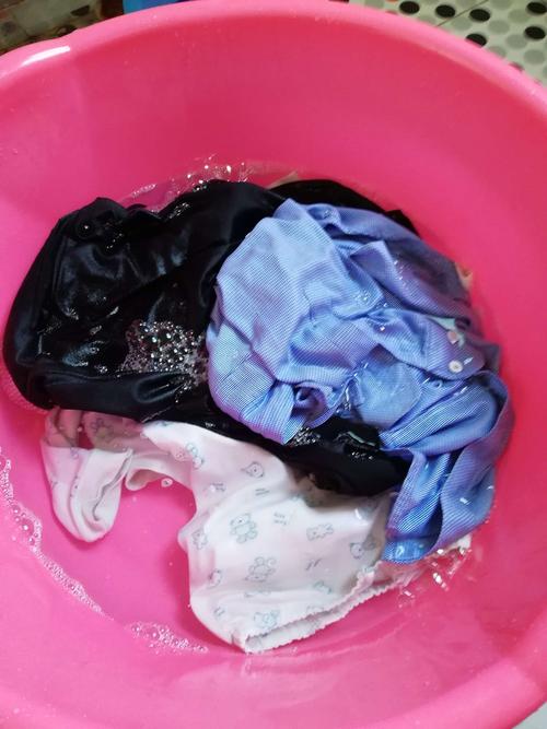 怎樣洗衣服讓衣服變軟（洗衣變軟方法）1