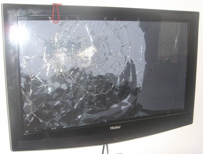電視被砸了怎麼賠償（搬家時萬元電視被損壞到底是誰的責任）1