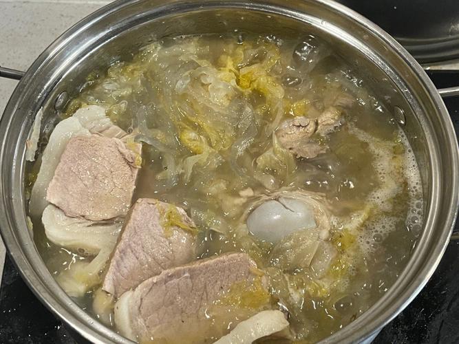 酸菜肉片湯的家常做法（怎麼做酸菜肉片湯）1