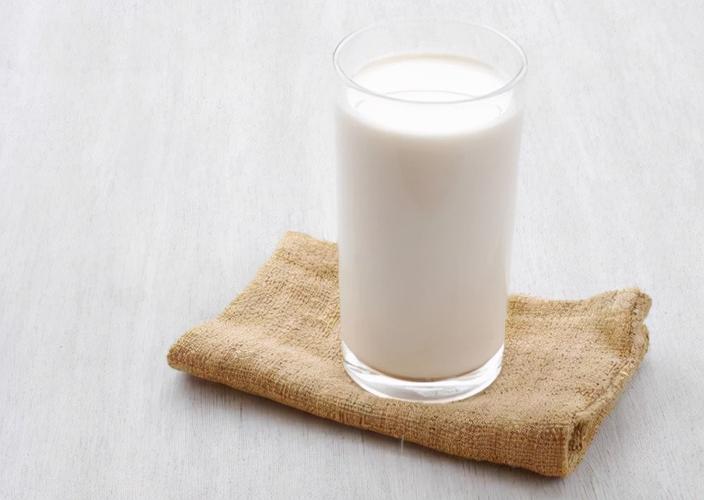 牛奶大概在晚上喝好還是白天喝好（晚上喝牛奶比白天危害更大）1