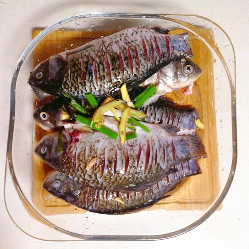 鲫魚做家常菜的方法（紅燒鲫魚怎麼做好吃）1