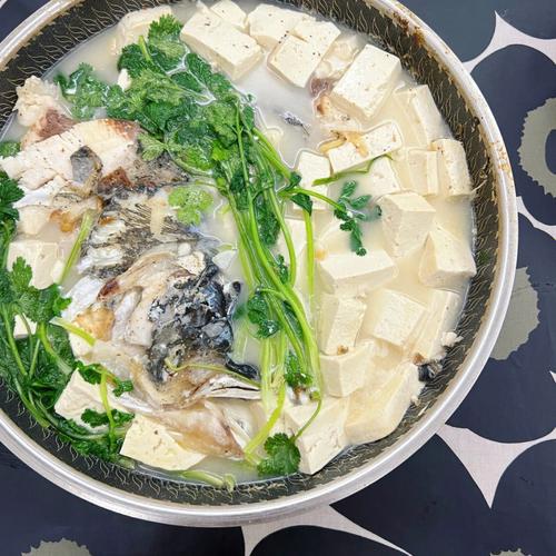 燒魚頭湯怎麼做好吃（美味魚頭湯做法介紹）1
