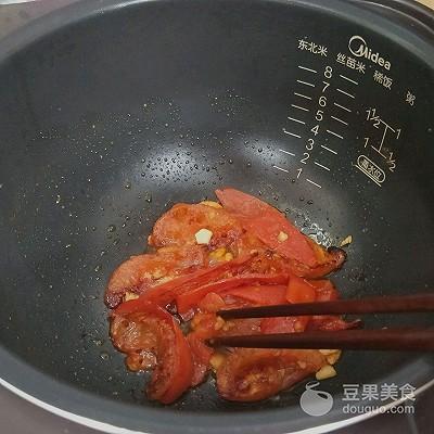 小電飯鍋怎麼做西紅柿雞蛋面（電飯煲番茄雞蛋面）4