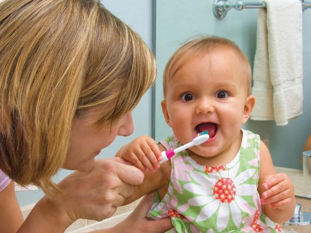 嬰兒出牙會導緻發燒麼（寶寶長牙晚是啥原因）4