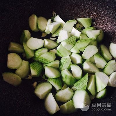 絲瓜做湯怎麼做好吃（家常清炒絲瓜的做法）5