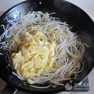 綠豆芽炒多久能熟（豆芽炒雞蛋的做法）9