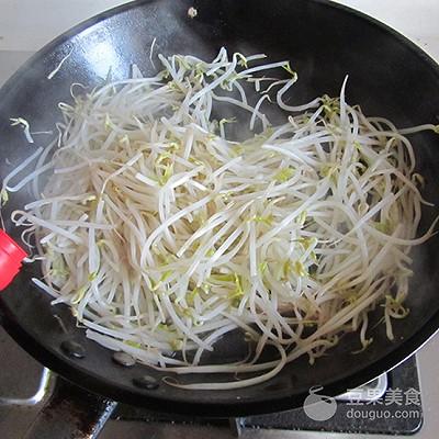 綠豆芽炒多久能熟（豆芽炒雞蛋的做法）8