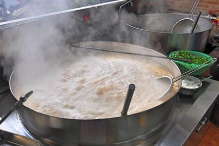 河南燴面羊肉湯怎麼熬又濃又白（1個月賣了60000多碗羊肉燴面）1
