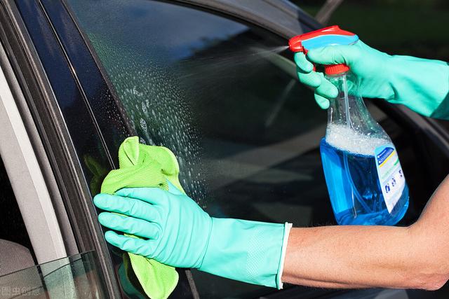 汽車加玻璃水要不要摻水（汽車玻璃水可以混加嗎）1