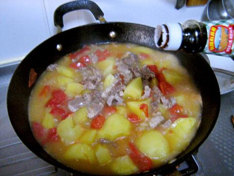 牛肉炖土豆紅蘿蔔西紅柿的做法（番茄土豆胡蘿蔔炖牛肉家常菜做法）2