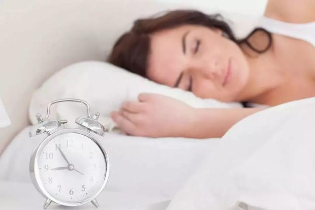 睡覺抖一下驚醒是什麼原因（睡覺時身體突然抖一下）7