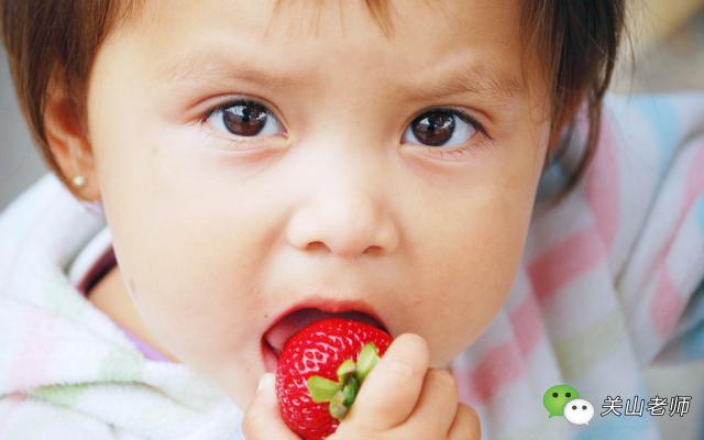 一歲大小孩吃太多草莓好嗎（給1歲寶寶吃了1小口草莓）1