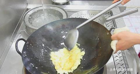 韭菜炒雞蛋的正确方法家常（韭菜雞蛋怎樣炒韭菜翠綠不出水）6