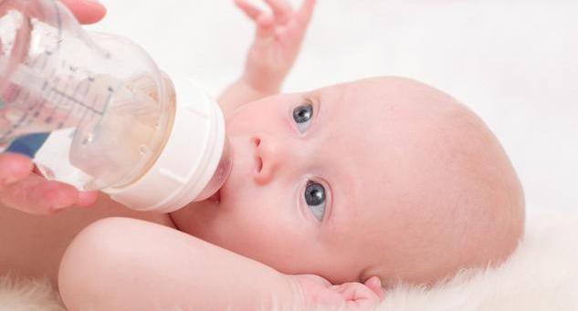 一個半月寶寶每次吃奶量多少正常（一個月的寶寶吃奶量多少合适）1