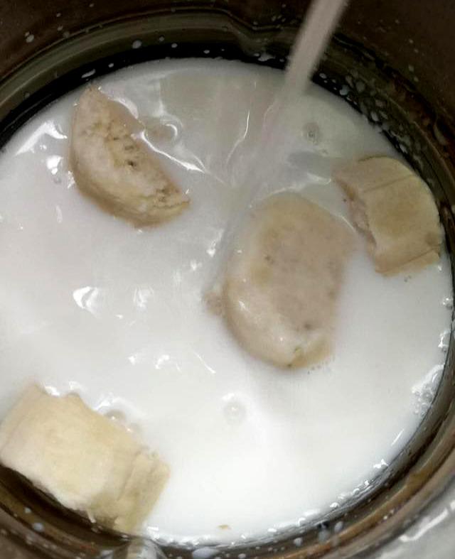 如何用香蕉和純牛奶制作香蕉牛奶（上班族5分鐘早餐）1