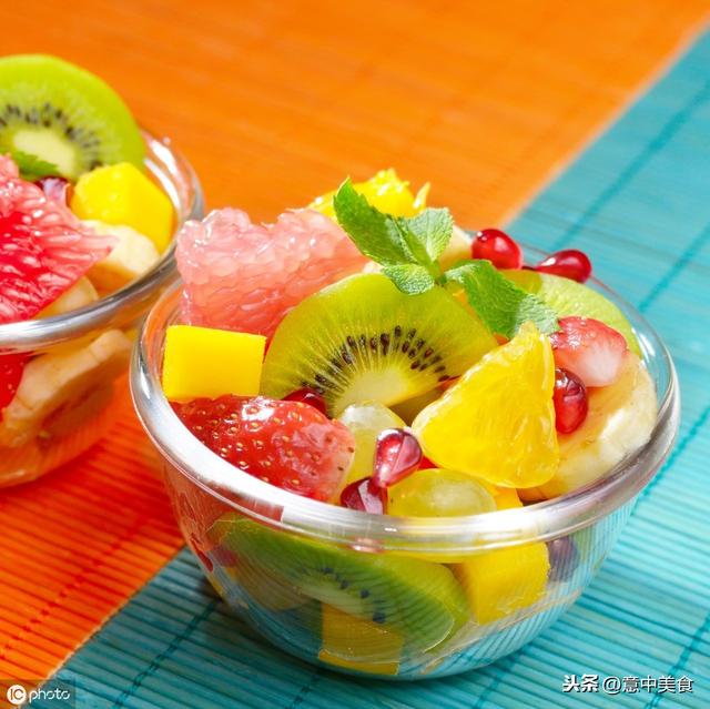 營養健康的水果沙拉做法（水果做成不同的沙拉套餐）3