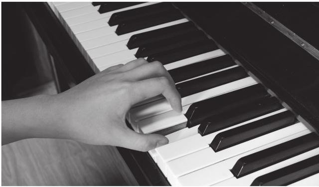 初學者電子琴一個鍵怎麼彈（彈電子琴的手型和觸鍵方法圖解）6