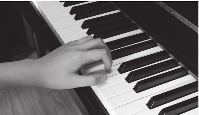 初學者電子琴一個鍵怎麼彈（彈電子琴的手型和觸鍵方法圖解）4