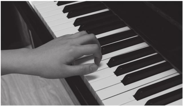初學者電子琴一個鍵怎麼彈（彈電子琴的手型和觸鍵方法圖解）5