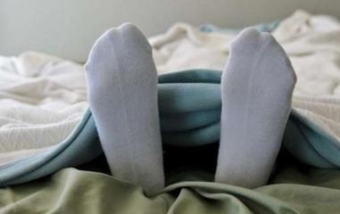 睡覺的時候為什麼不能穿襪子睡（為什麼說晚上千萬不要穿襪子睡覺）1