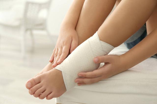 踝關節扭傷内側最容易損傷的原因（踝關節負重大易扭傷）4