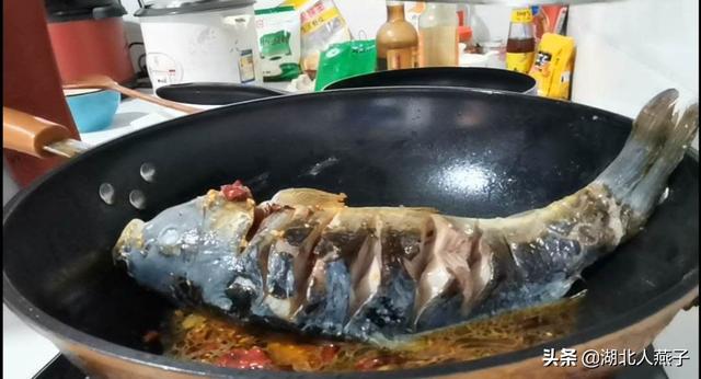 紅燒鯉魚怎麼做才好吃又簡單不辣（紅燒鯉魚好吃有訣竅）7