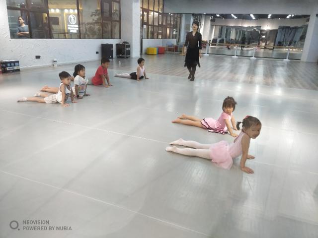 小孩在什麼年齡段學舞蹈最好（孩子學舞蹈的時間點與各年齡對舞蹈的表現狀況）3