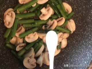 清炒蘆筍蘑菇（健康養生菜譜蘆筍炒蘑菇）9