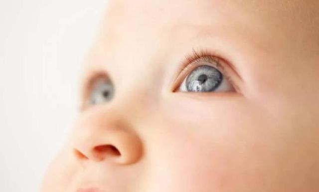 怎麼對寶寶眼睛發育好（關注寶寶視覺發育裡程碑）(1)