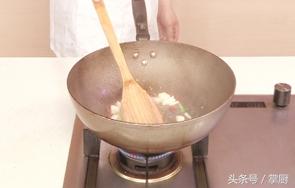 鐵鍋炖魚的做法最正宗的做法（大廚教你黑龍江鐵鍋炖魚家常做法）10