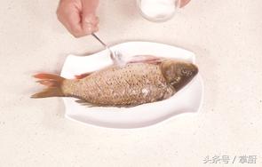 鐵鍋炖魚的做法最正宗的做法（大廚教你黑龍江鐵鍋炖魚家常做法）4