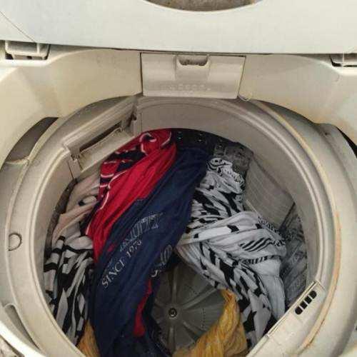 怎麼把衣服放到洗衣機裡洗幹淨（洗衣機裡扔兩個塑料瓶）5
