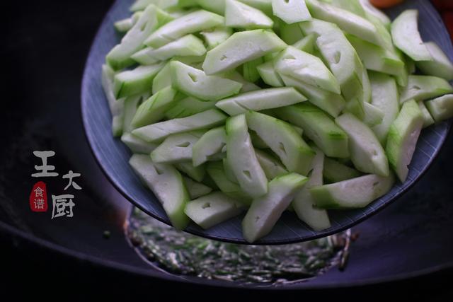 絲瓜怎麼炒才能是碧綠的大鍋菜（很普通的家常菜清炒絲瓜）5