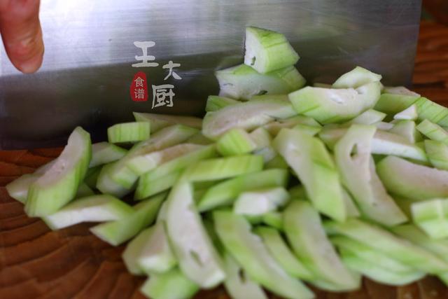 絲瓜怎麼炒才能是碧綠的大鍋菜（很普通的家常菜清炒絲瓜）3