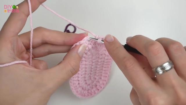 3-6月寶寶針織鞋鈎織教程（教你鈎織超可愛的粉紅小豬款寶寶鞋）(7)