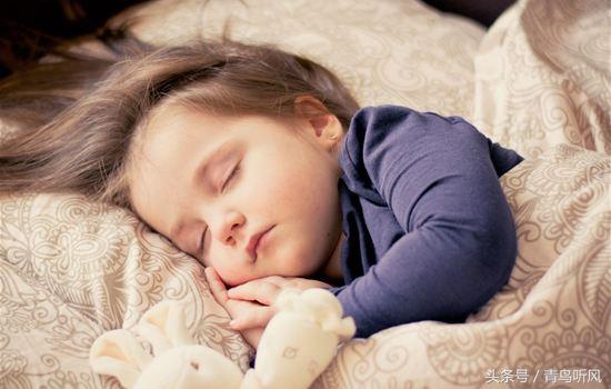 寶寶什麼樣的睡姿才是正确的（睡姿不對小心睡成大餅臉）2