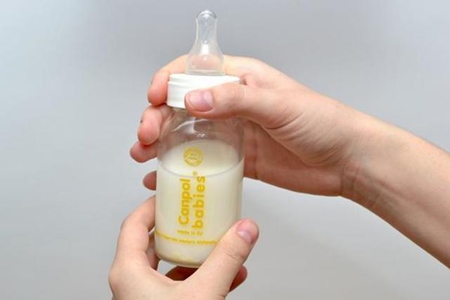 沖泡奶粉為什麼會有泡沫（為什麼你沖泡的奶粉中總有泡沫和顆粒）3