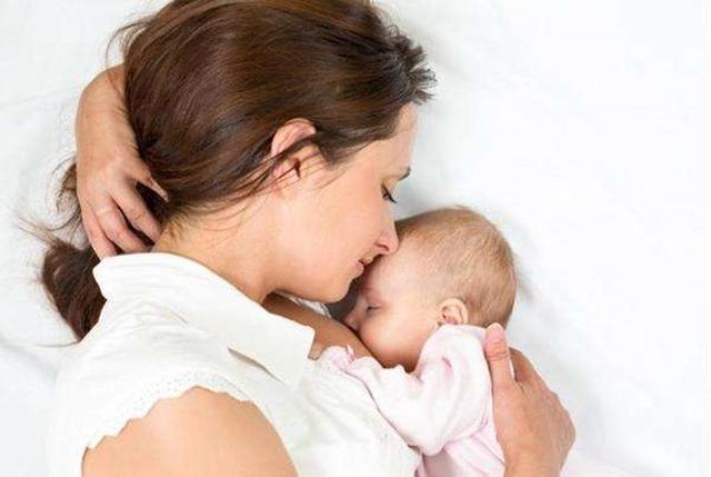 寶寶喂毒奶的正确方法（母乳喂養的寶媽）3