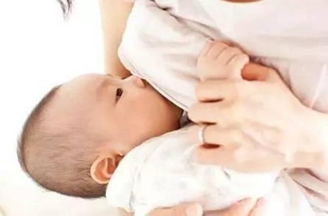 寶寶喂毒奶的正确方法（母乳喂養的寶媽）2