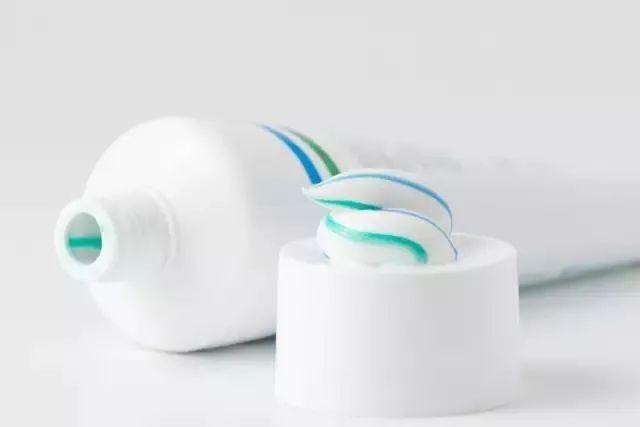 孩子換牙期能用含氟的牙膏麼（悅牙雲口腔保小孩子能用含氟牙膏嗎）2