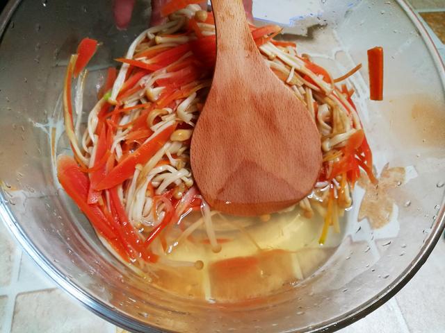 最簡單涼拌金針菇的做法（涼拌金針菇好吃有訣竅）5