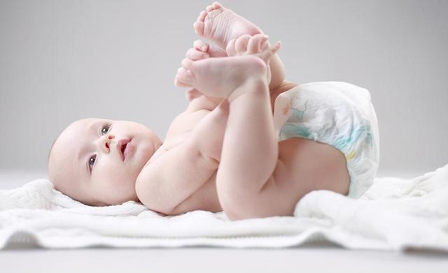 嬰兒的腳到底該不該穿襪子（寶寶該光腳還是該穿襪子）2