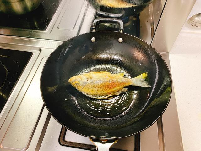 老漁民煎魚不粘鍋的方法（58歲大廚無論煎什麼魚）6