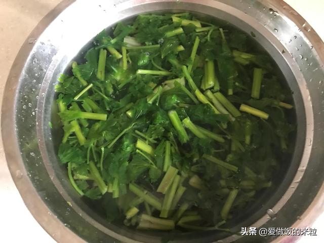 芹菜葉和什麼拌着做涼菜最好吃（适合夏季的家常菜涼拌芹菜）5