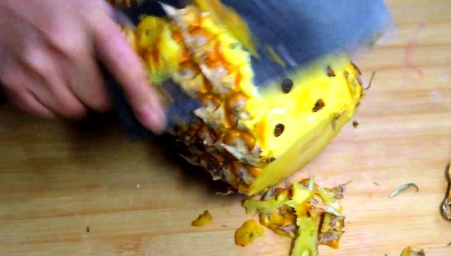 在家如何削菠蘿皮（科學方法削菠蘿皮）3
