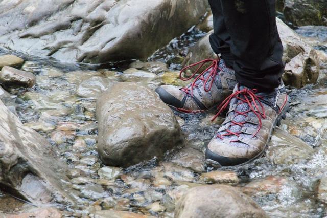 lowa登山鞋（AKU意大利防水低幫登山鞋測評）13
