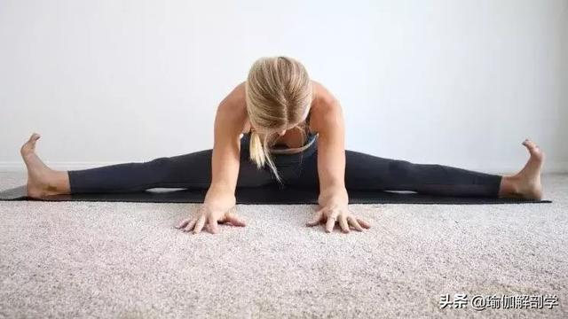 伸展大腿内側瑜伽動作（10個瑜伽動作和大腿内側的）7