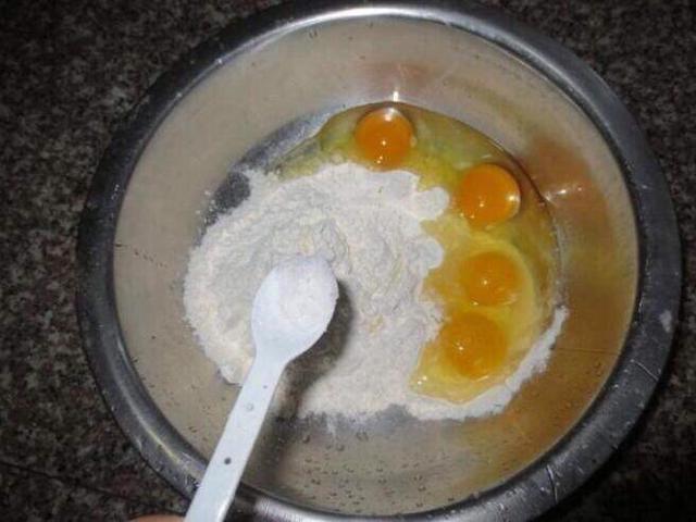 一碗面粉2個雞蛋教你懶人新吃法（2碗面粉4顆雞蛋加上它變成）3