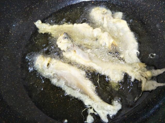 炸小黃魚面粉怎麼炸又脆又好吃（裹面粉糊就硬了）6
