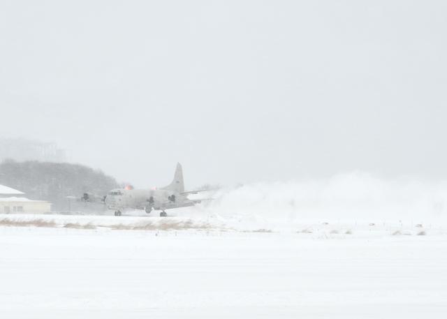日本多地連降暴雪0（日本戰機在暴雪中起降）1